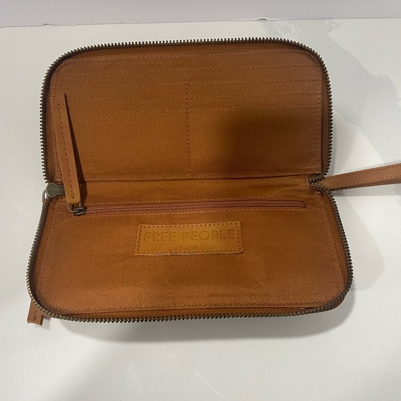 Free People Wristlet Wallet Brown Distressed Vegan Zip Around NWT - Picture 3 of 7